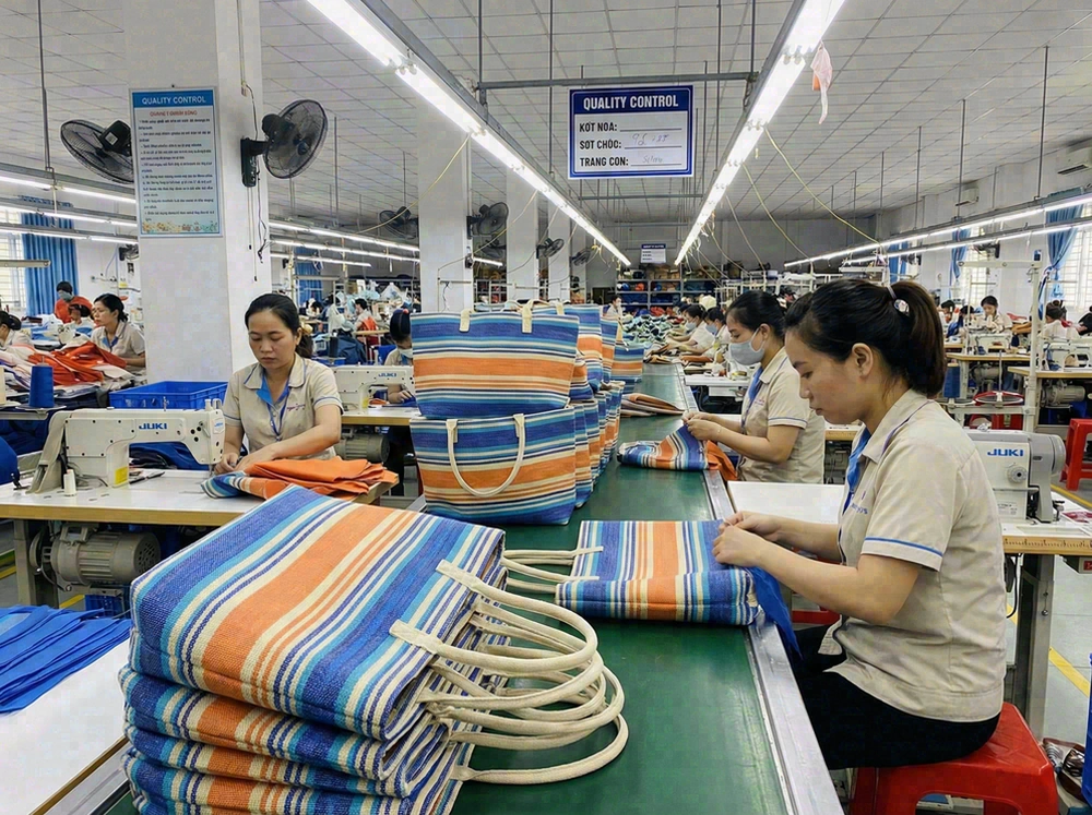 Crossbody summer bag with secure closure