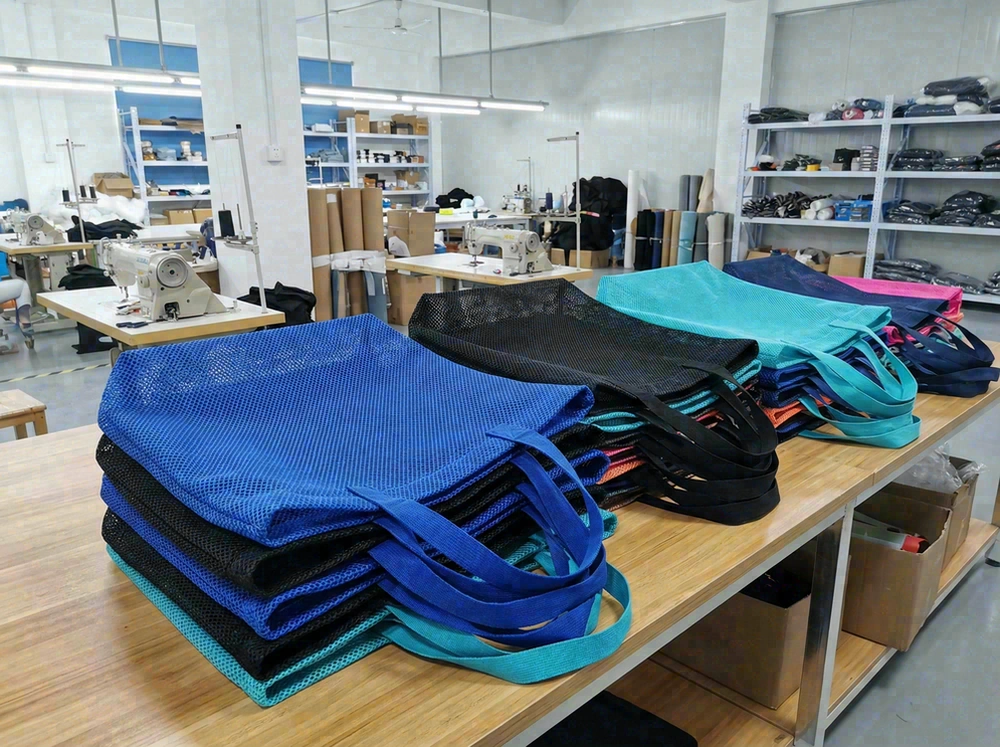 Zipper-top mesh beach bag