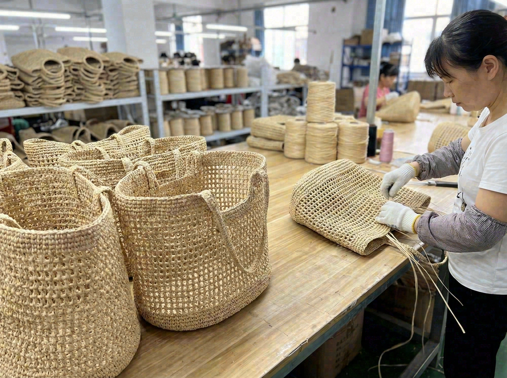 Lightweight raffia tote construction