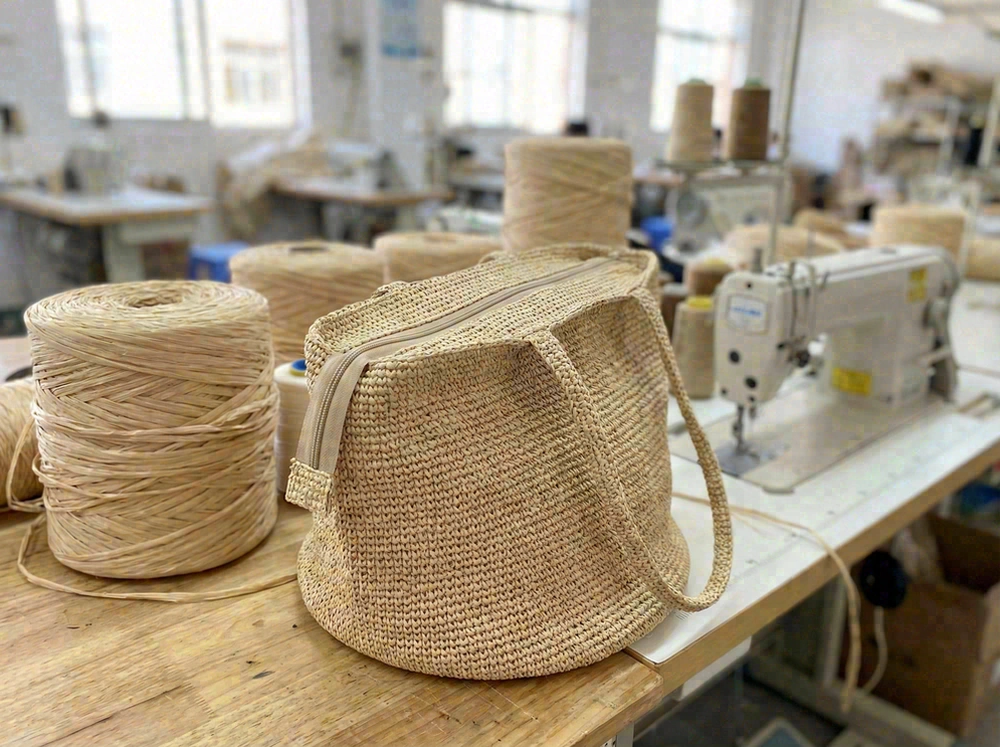 Zip-top raffia tote bag