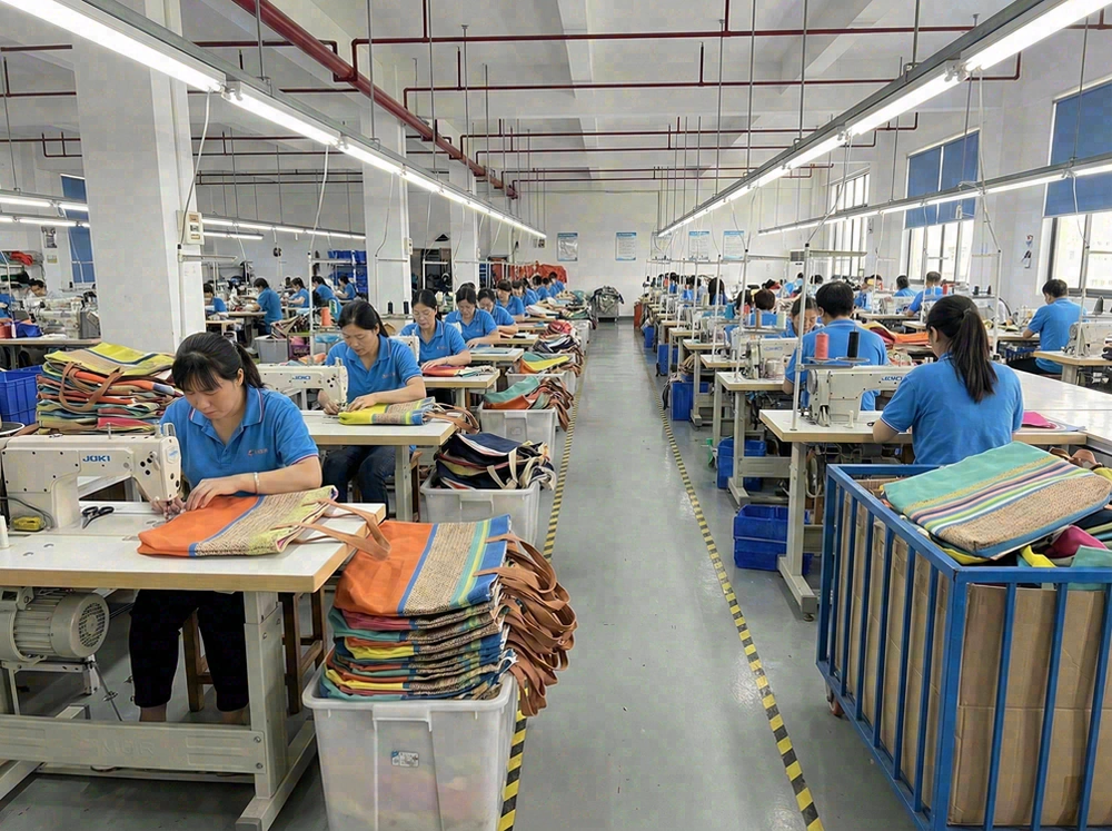 Sewing line assembly for beach bags